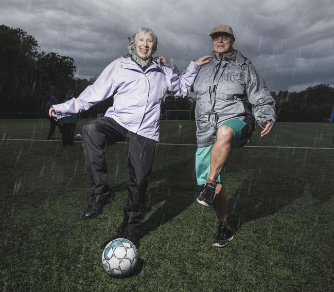Ingrid og Jette har begge en baggrund som pædagoger. Nu dyrker de fællesskabet til fodbold fitness.