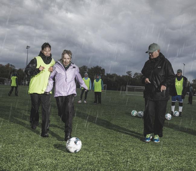 Ingrid i løb med fodbolden til fodbold fitness med 'momseholdet' fra Frederikssund