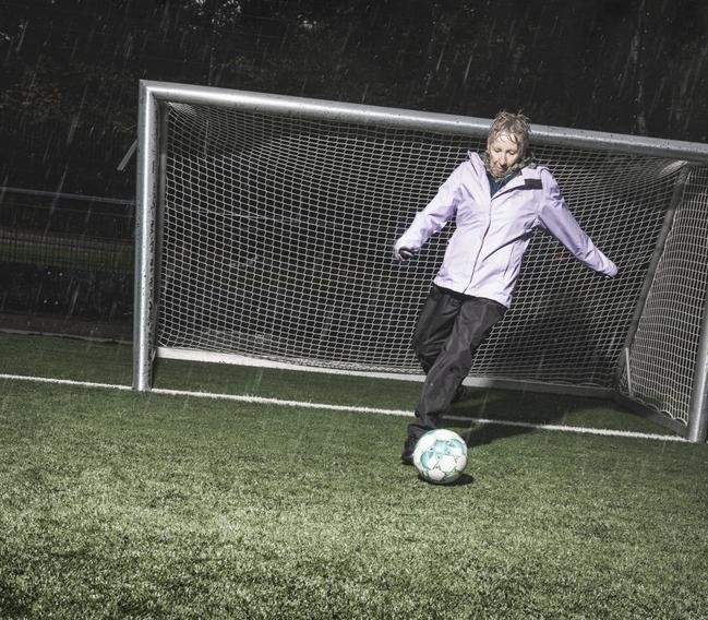 Ingrid til fodbold fitness med momseholdet. Hun elsker at have en bold at løbe efter.