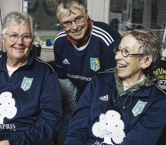 Ligeså vigtigt som spillet på fodboldbanen er tredje halvleg i fodboldklubbens cafeteria. Her ses Jette, Aase og Ingrid i hyggelig snak med holdkammeraterne.