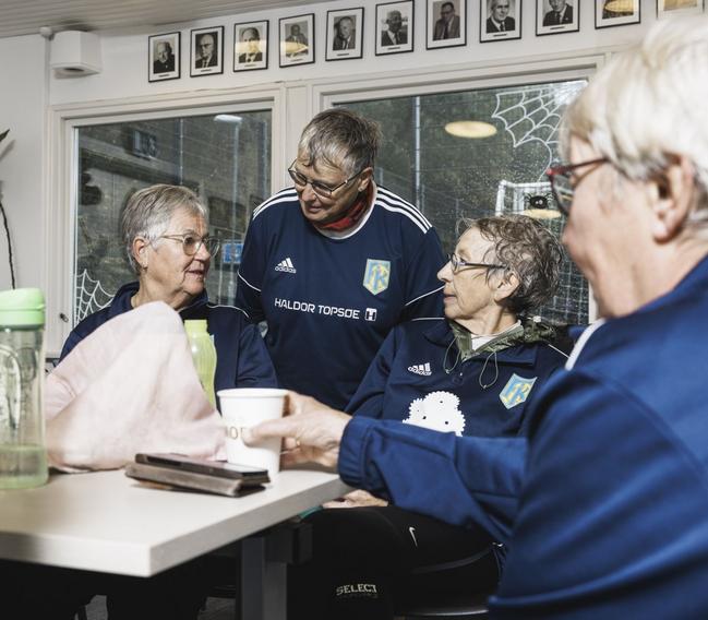 I tredje halvleg i cafeteriaet er der altid tid til en god snak og et godt grin.