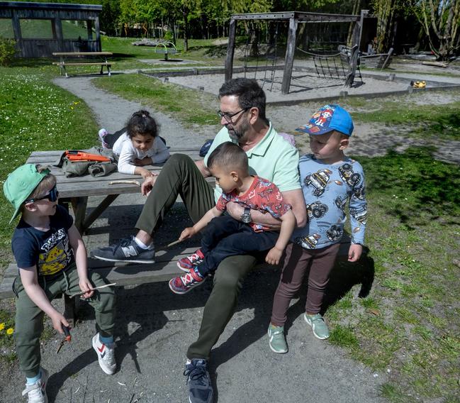 En lille gruppe børn snitter med Michel Depierreux