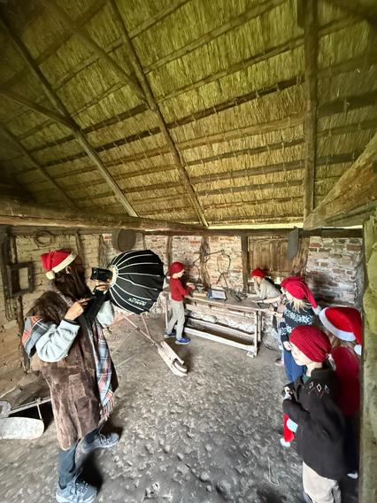 Foto fra optagelserne af 'Juleklokkens Hemmelighed' fra Kongevejens Skole & SFO i 2024.