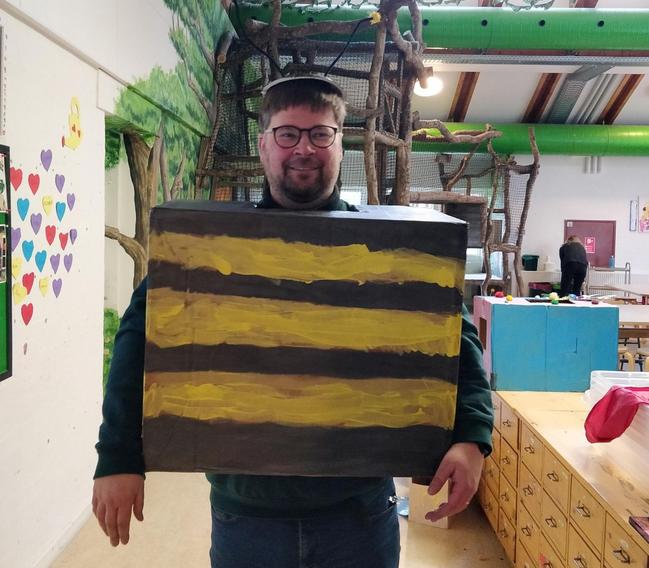 Børnehavebørn forvandler papkasser til fantasifulde fastelavnskostumer