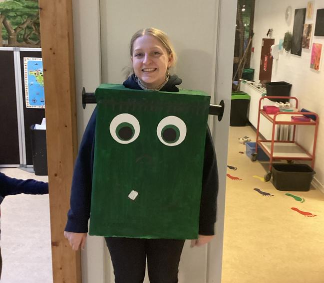 Børnehavebørn forvandler papkasser til fantasifulde fastelavnskostumer