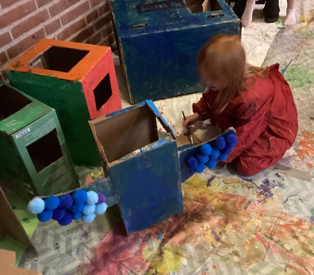 Børnehavebørn forvandler papkasser til deres drømme fastelavns kostume