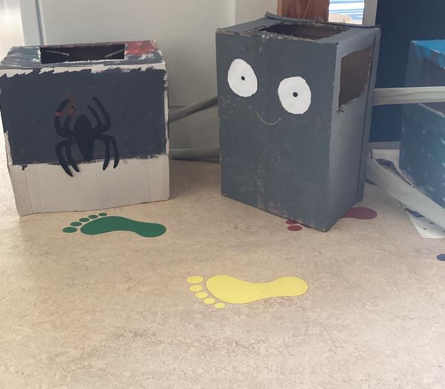 Børnehavebørn forvandler papkasser til fantasifulde fastelavnskostumer