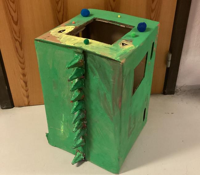 Børnehavebørn forvandler papkasser til fantasifulde fastelavnskostumer