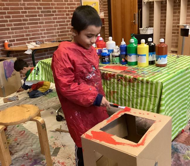 Børnehavebørn forvandler papkasser til fantasifulde fastelavnskostumer