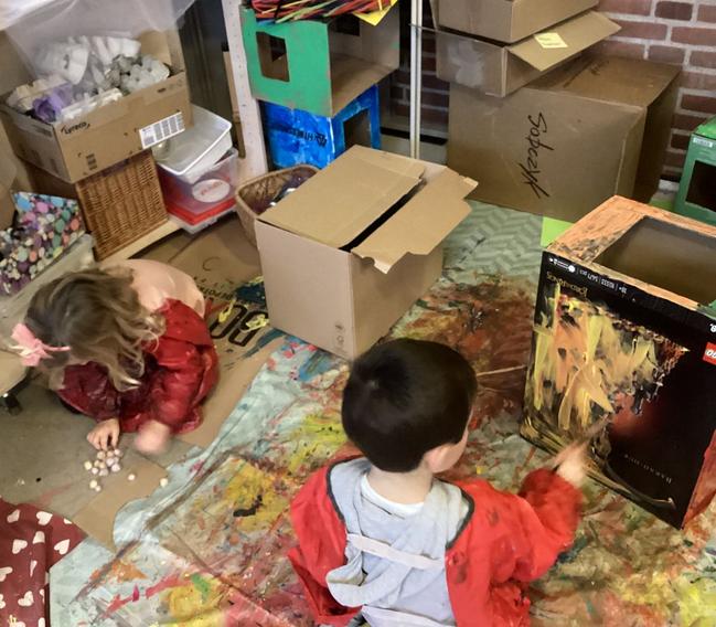 Børnehavebørn forvandler papkasser til fantasifulde fastelavnskostumer