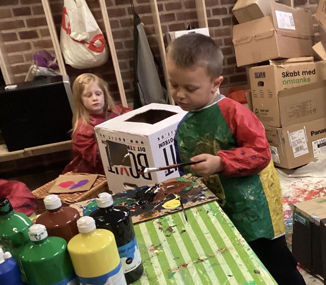 Børnehavebørn forvandler papkasser til deres drømme fastelavns kostume