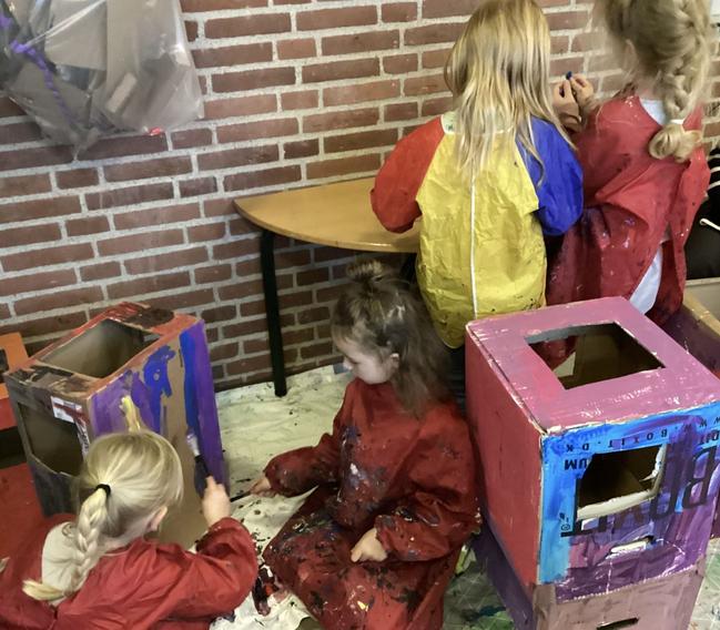 Børnehavebørn forvandler papkasser til fantasifulde fastelavnskostumer