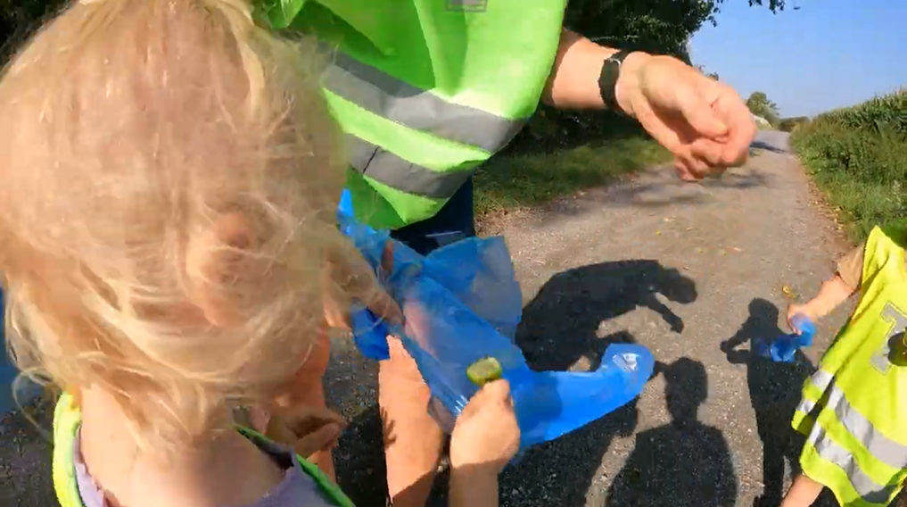 Foto af barn, der leger med plasticpose