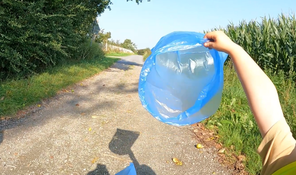 Foto af plasticpose, der flyver i vinden.