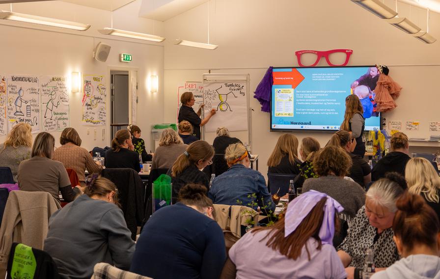 Legepaletten, Kit og Marie, forsamling