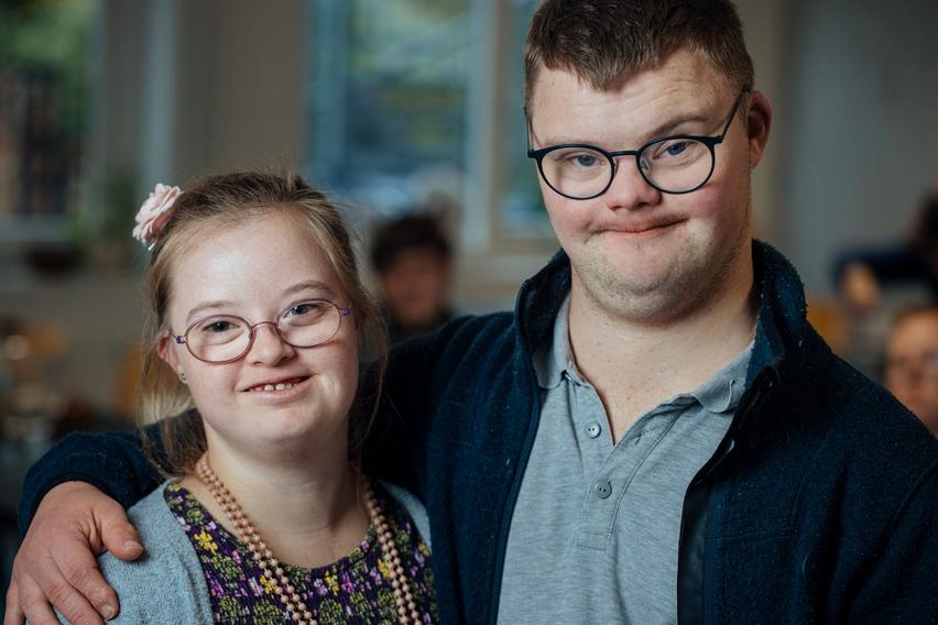 Foto af Viktor og Sara, to af de unge i Levuk