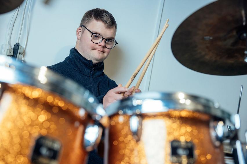 Foto af Victor, som spiller trommer i Levuks band, Le Band