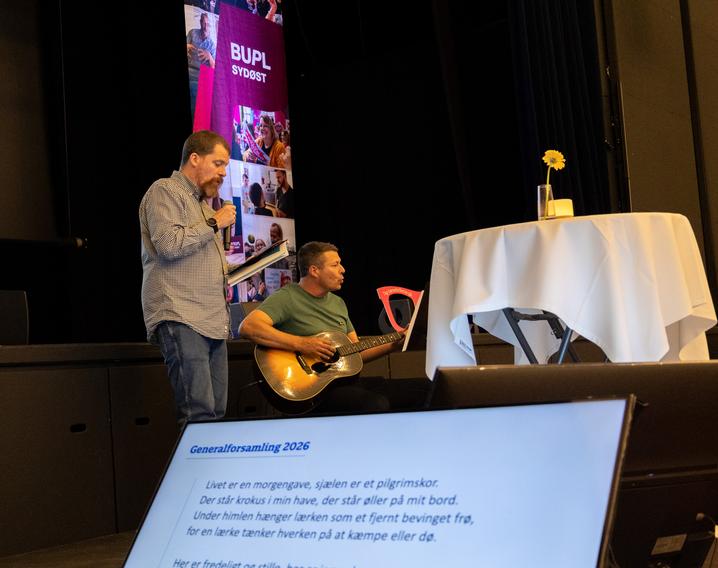 Fællessang: Noget om helte med David på guitar og Simon med mic