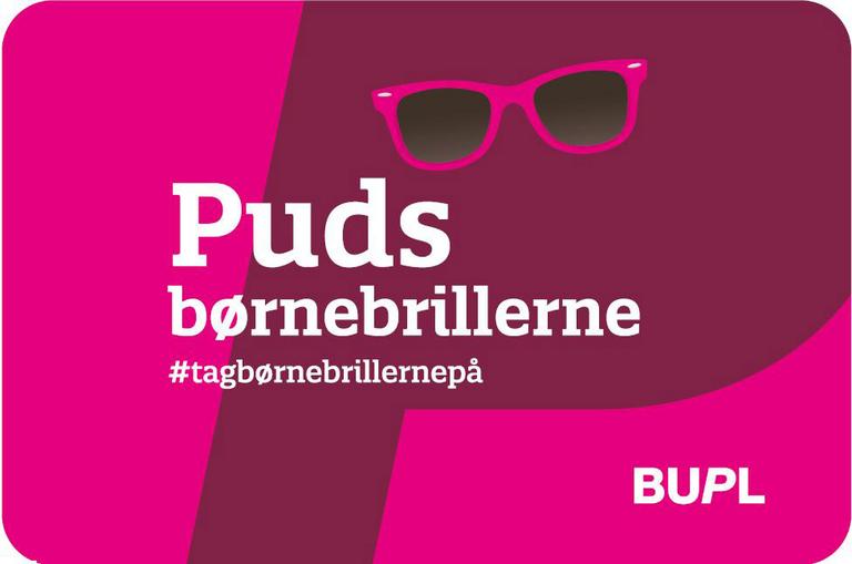 En brillepudseklud med påtrykt Puds børnebrillerne samt et par solbriller og #tagbørnebrillernepå