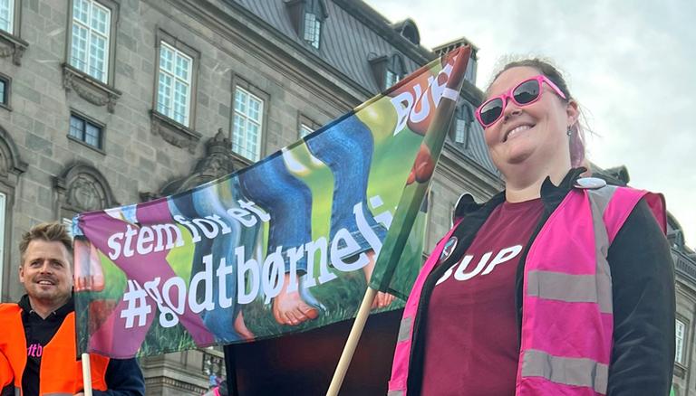 Pernille til demonstration foran Christiansborg