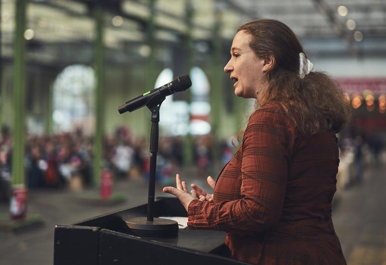 Historiker Astrid Elkjær Sørensen fortalte på stormødet 29. marts Historiker Astrid Elkjær Sørensen fortalte om tjenestemandsreformen af 1969, som placerede kvindedominerede fag lavt i lønhierarkiet.