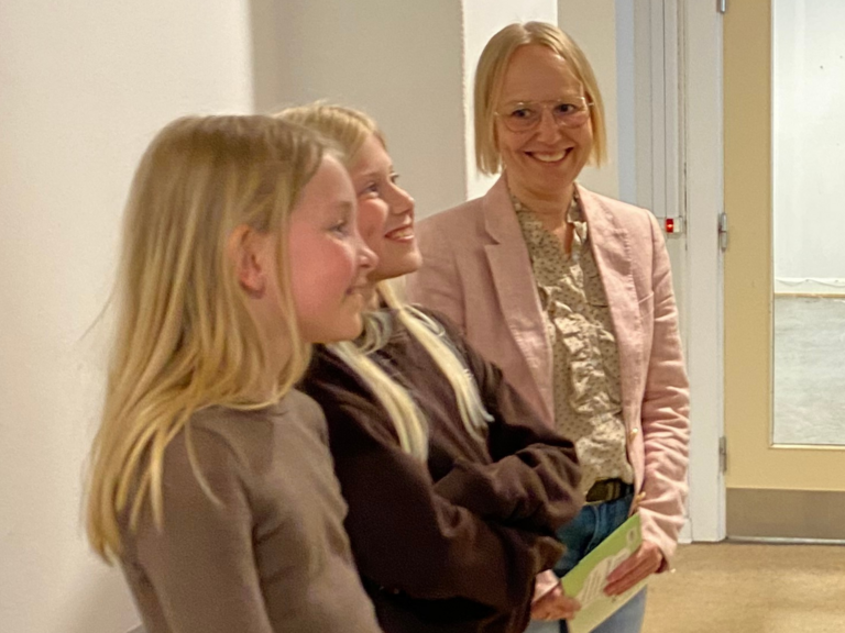 Louise og nogle 3. klasses elever viser Mathias Tesfaye rundt på SFO'en