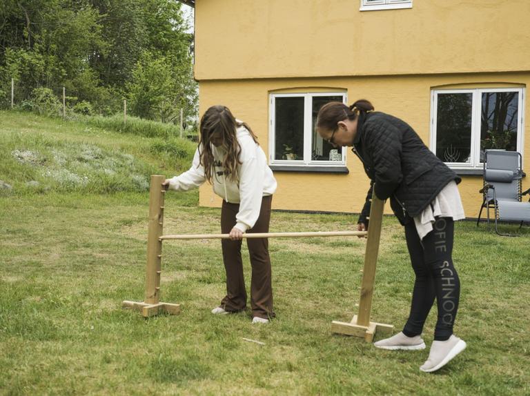 Lilje og mor med springbom. Hvor højt kan Lilje springe?