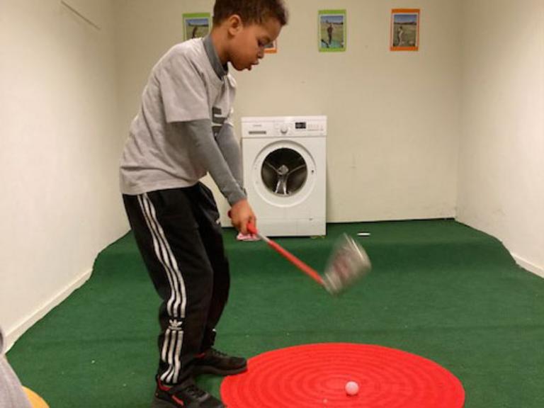Silas chipper golfbolden i vaskemaskinen