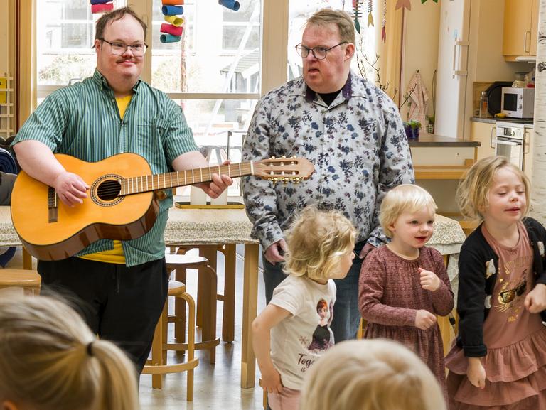 Holmsland Børnehus har fire musikalske besøgsvenner fra dagtilbuddet MSM for voksne med fysisk og psykisk udviklingshæmning.