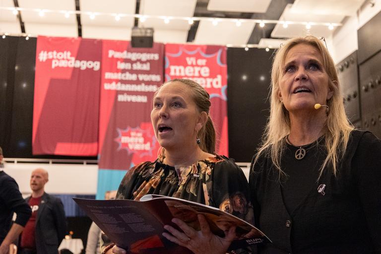 Anja og Betina sang godt med